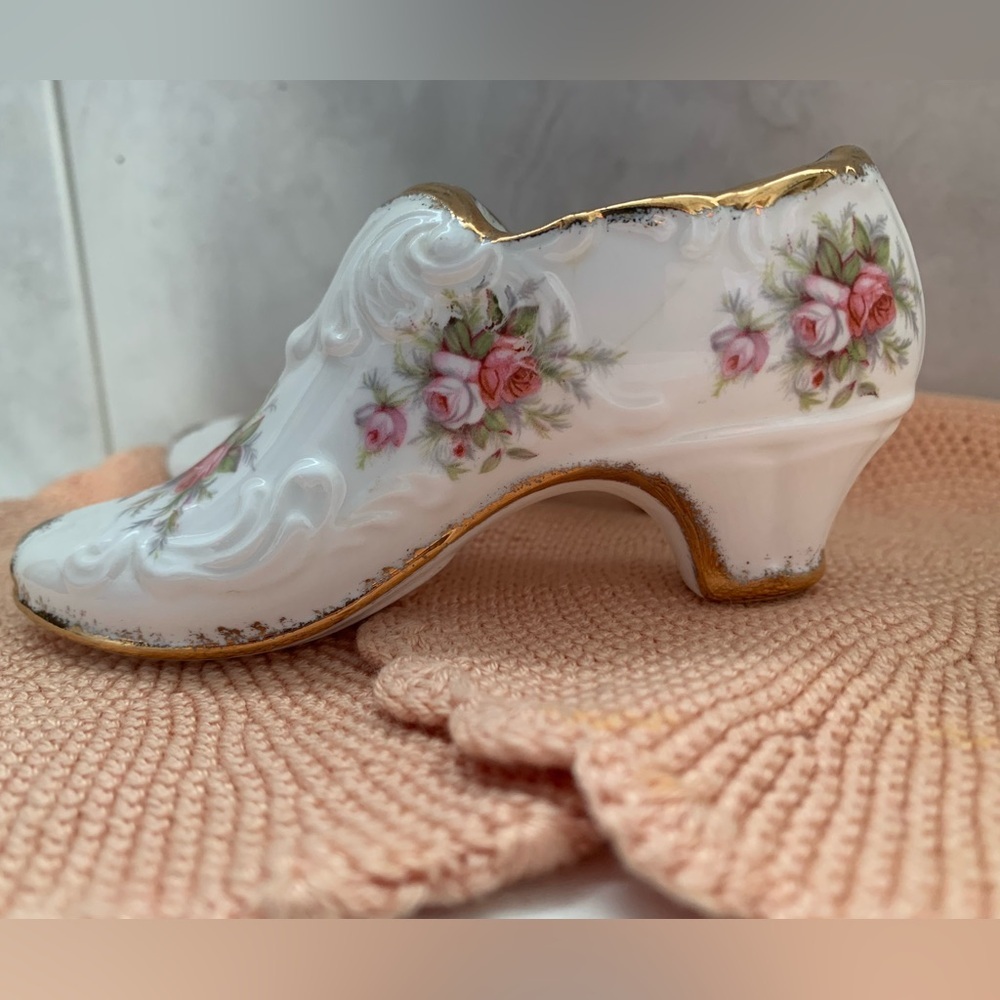 Paragon Fine China Porcelain Her Majesty Victorians Rose Pair of Shoes gold trim - Picture 7 of 8